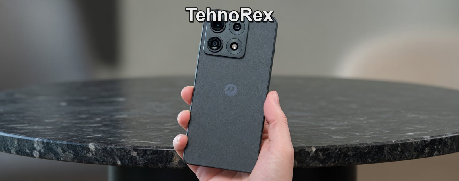 Задняя панель Motorola Edge 70 Max в руке