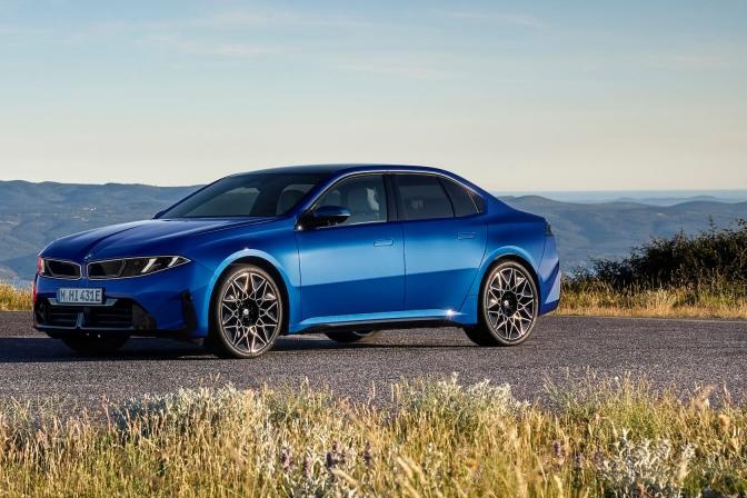 BMW i3 50 xDrive рядом с бензиновой 3 Series