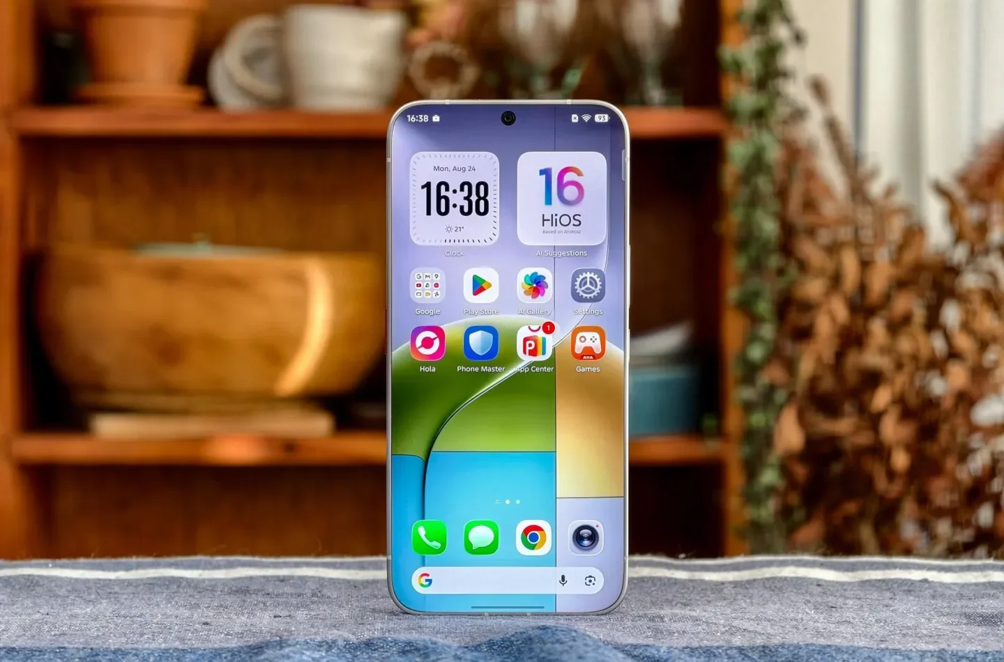 TECNO Next-Gen Bezelless спереди с экраном до края корпуса