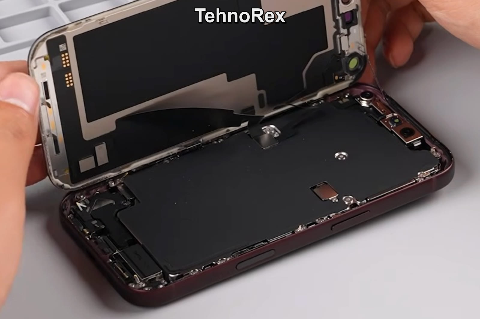 Разборка iPhone 18 Pro: Dynamic Island уменьшили, спрятав ИК-камеру под экран