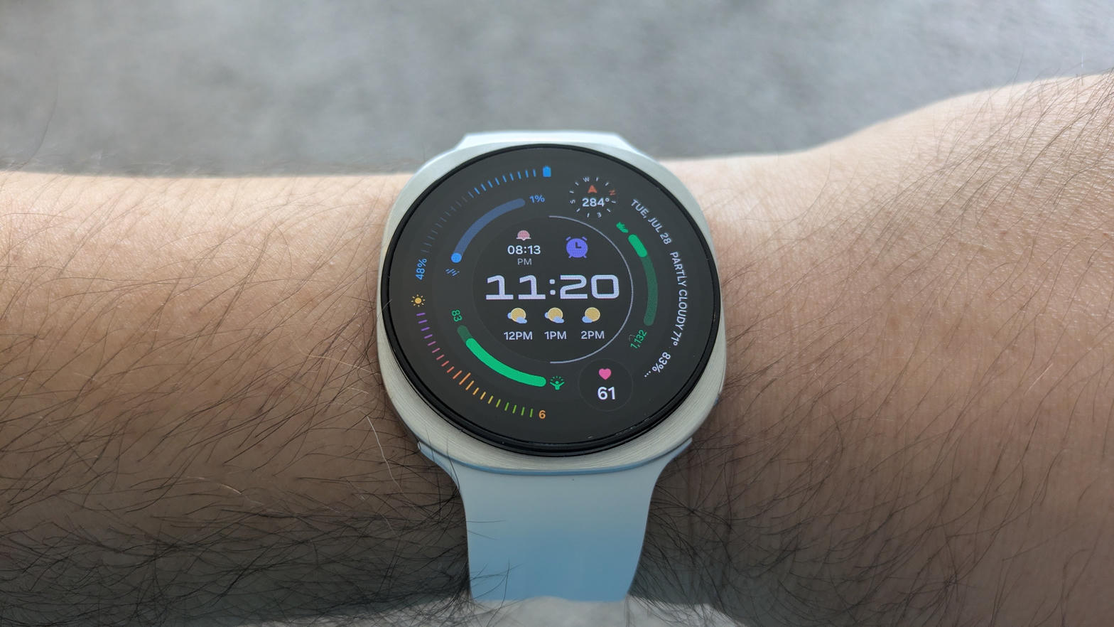 Samsung Galaxy Watch 9 на запястье 44 мм