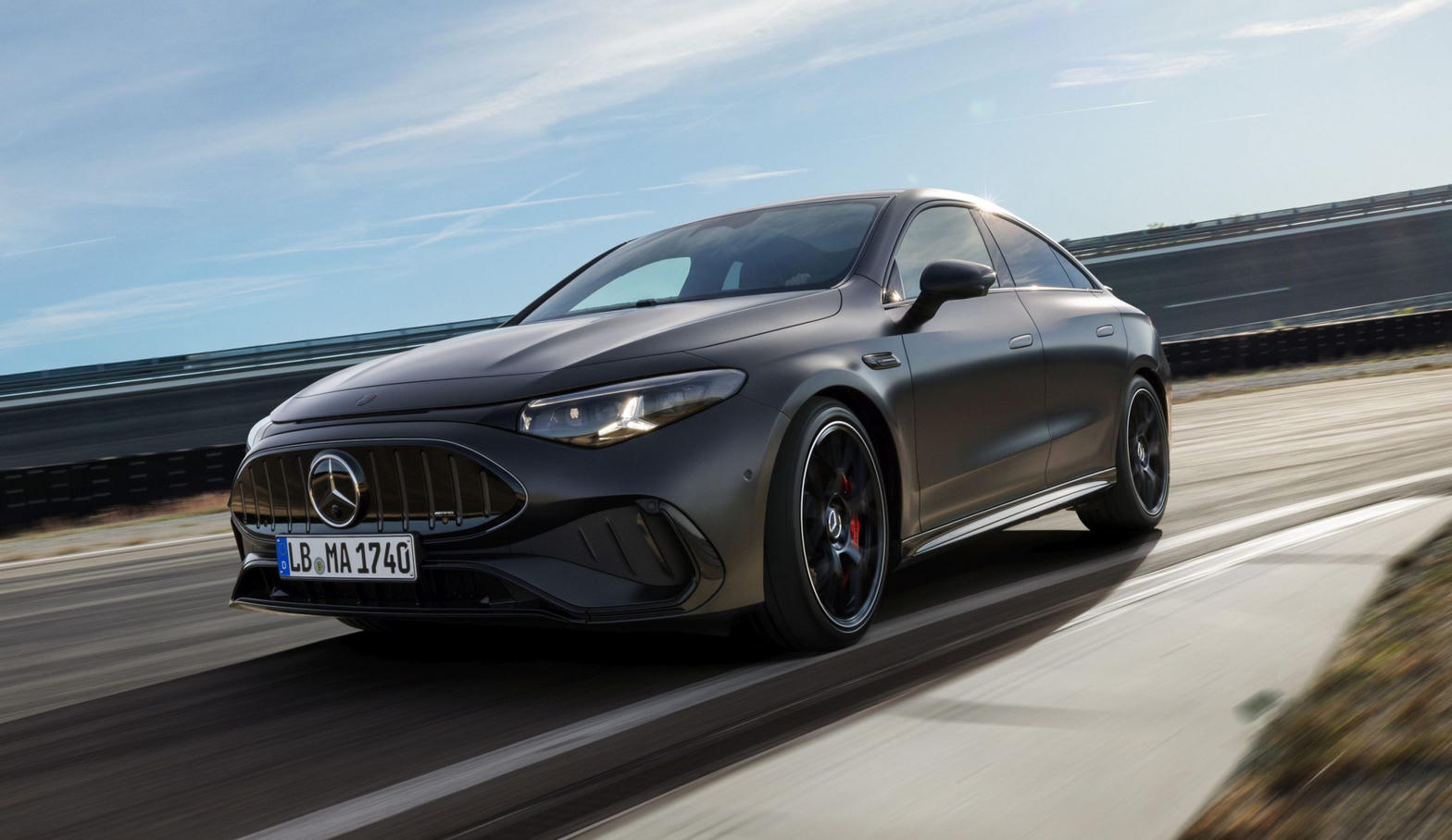 Mercedes-AMG CLA 45 электро 2026 седан официальное фото 680 л.с.