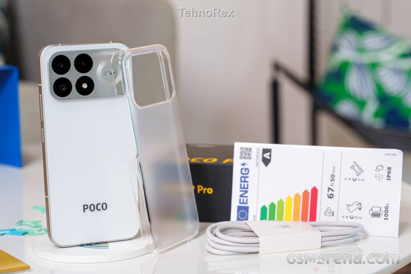 Комплект поставки POCO F9 Pro: кабель и чехол