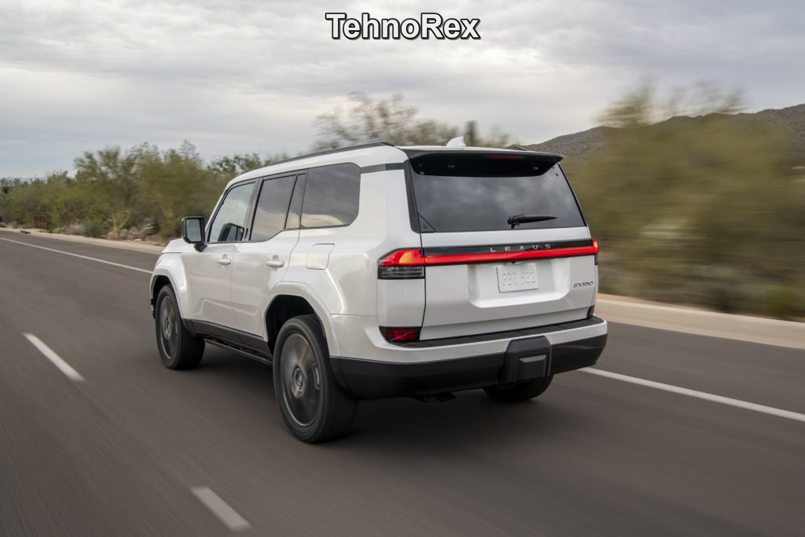Белый Lexus GX 2027 сзади на шоссе, надпись GX550 на крышке багажника