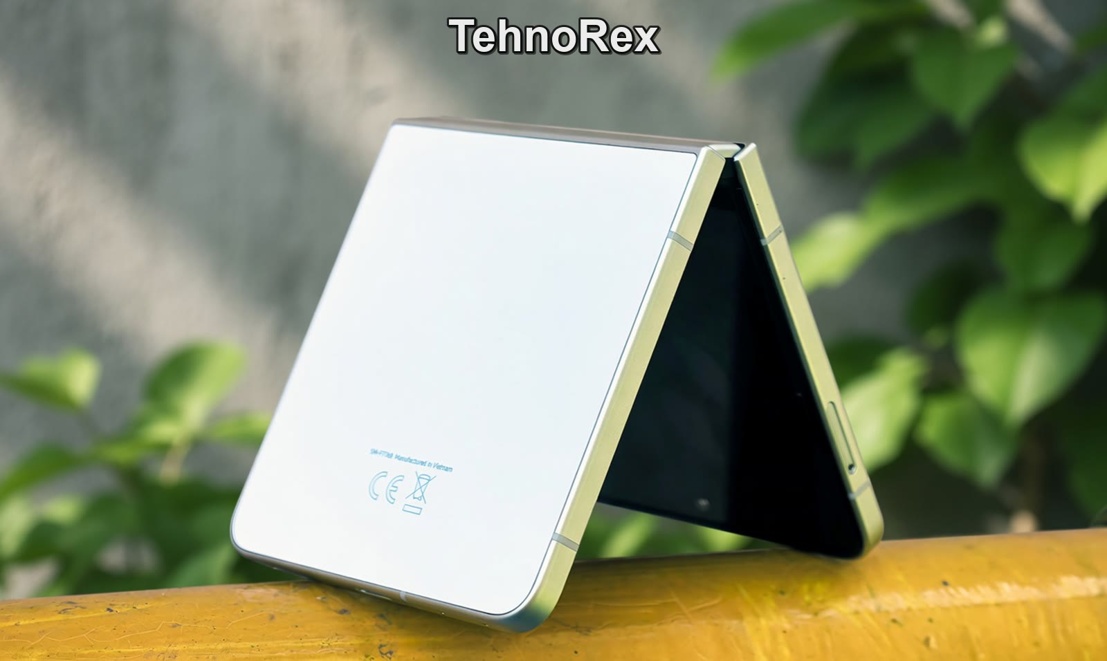 Samsung Galaxy Z Flip8 в полураскрытом виде на бетонной опоре