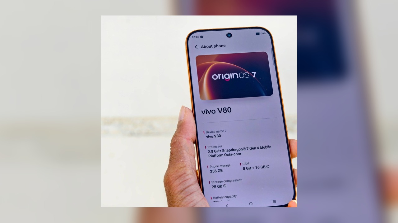 vivo V80 в руке