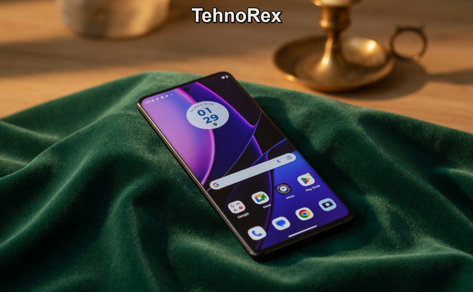 Motorola Edge 40 с включённым экраном