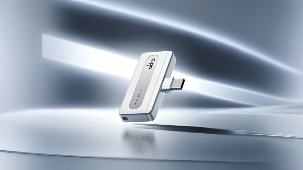 Флешка Aigo PL10 подключена к разъёму iPhone