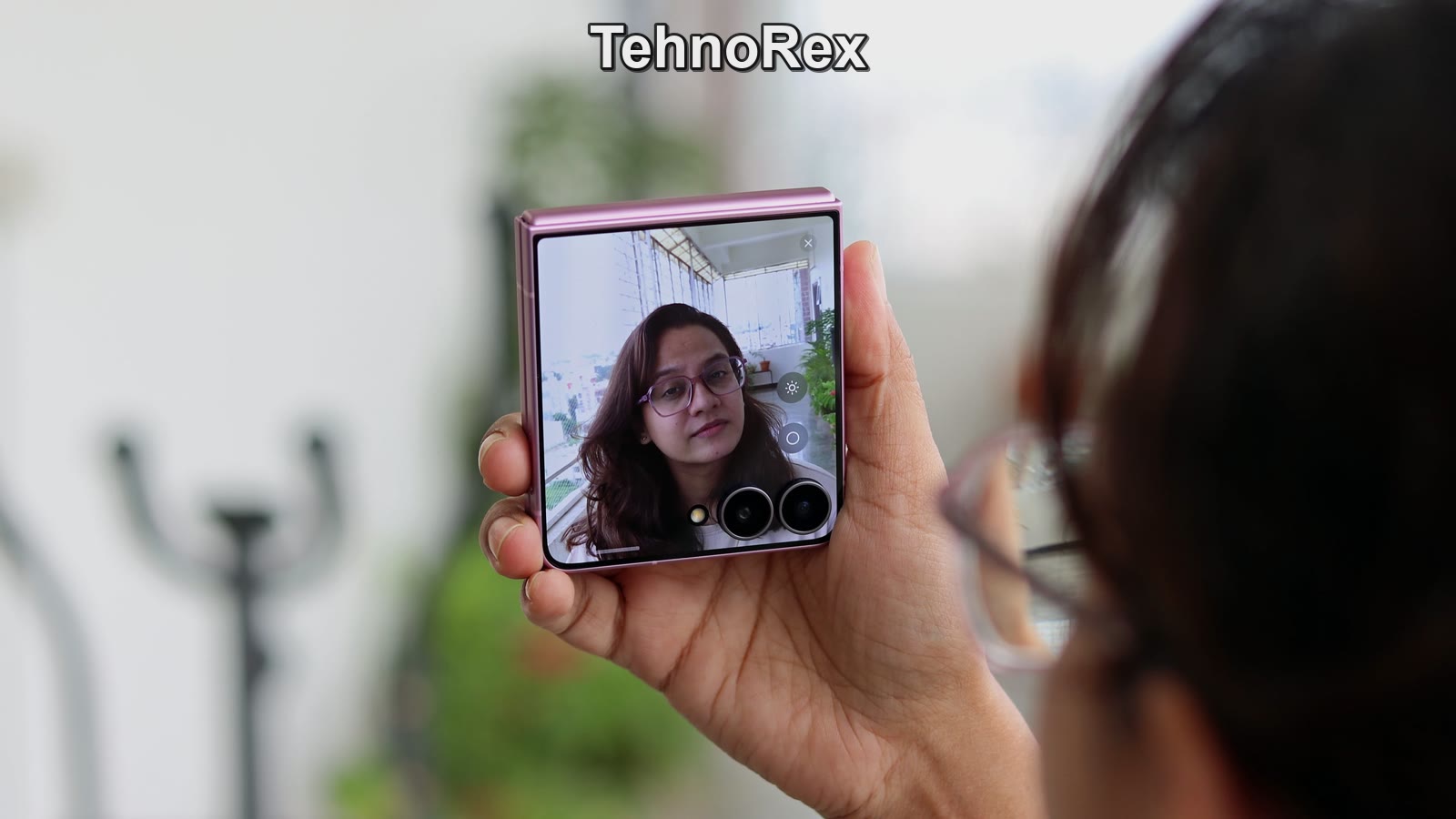 Galaxy Z Flip 8 умеет быть зеркалом: функция Mirror view и Camera Assistant