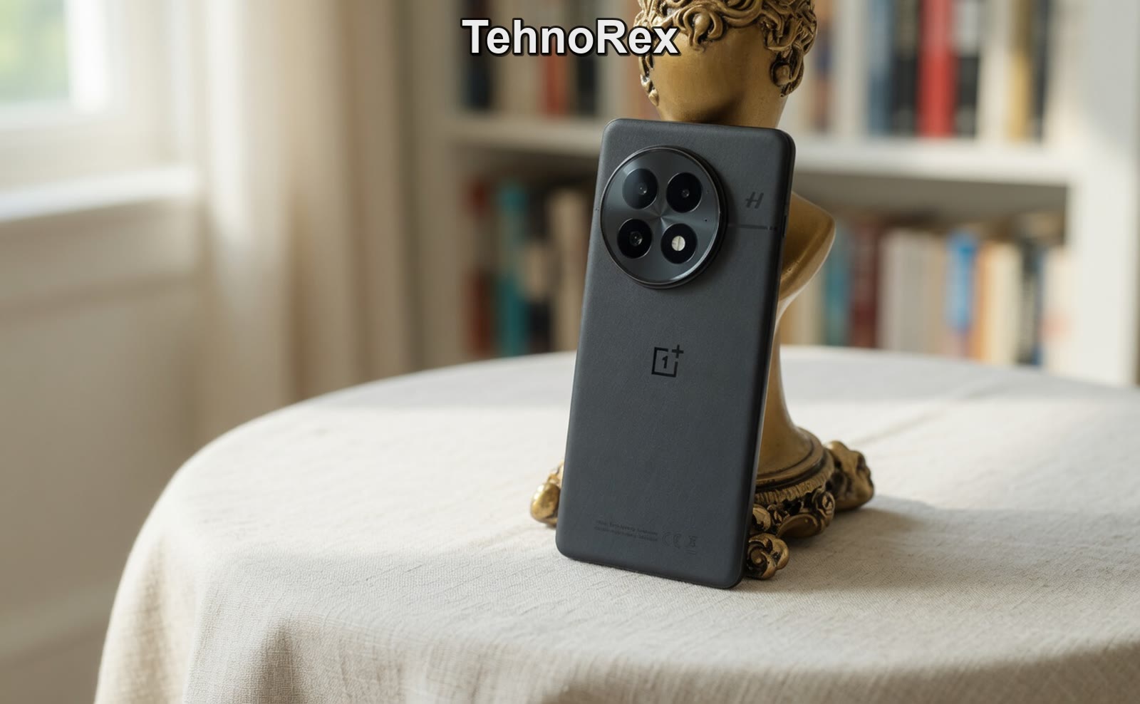 OnePlus 13 в руке с включённым экраном