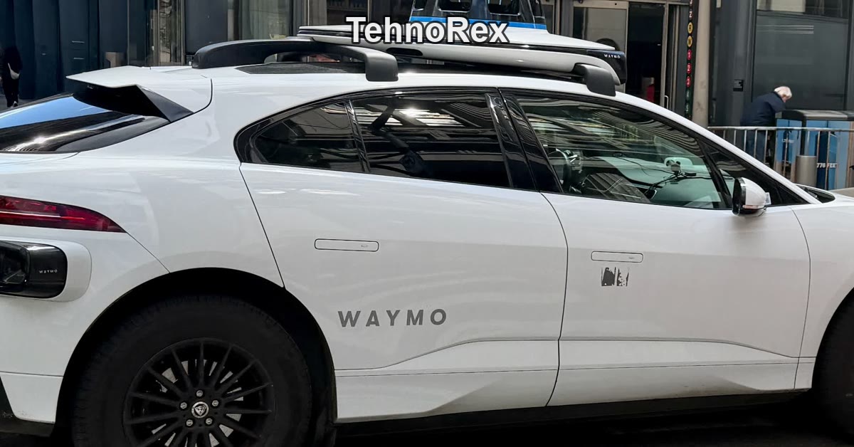 Крупный план роботакси Waymo