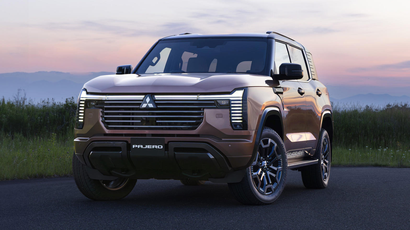 Mitsubishi вернула Pajero: рама, 7 мест и ещё два кроссовера