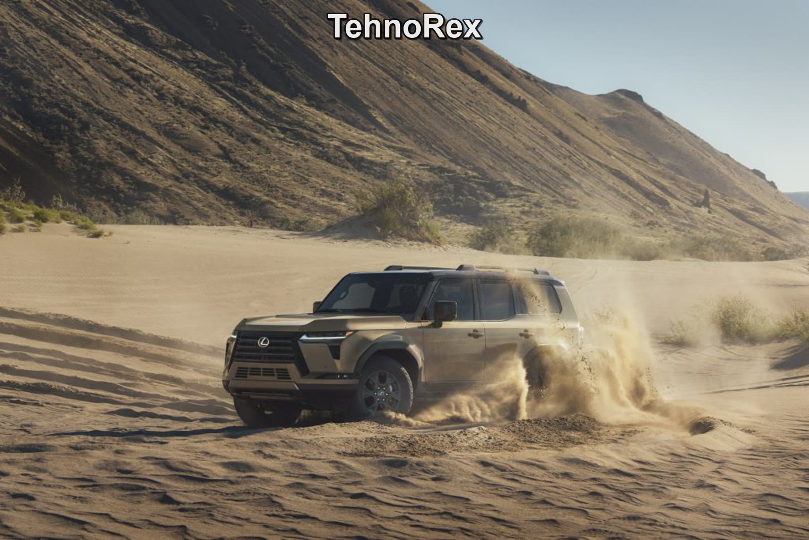 Lexus GX 2027 песочного цвета едет по дюнам, поднимая пыль