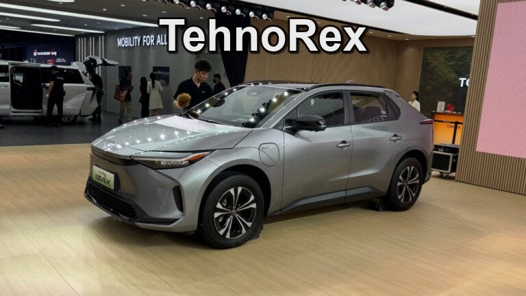 Кроссовер Toyota на выставочном стенде