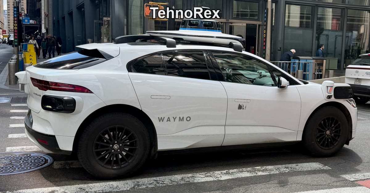 Waymo Jaguar I-Pace на улице
