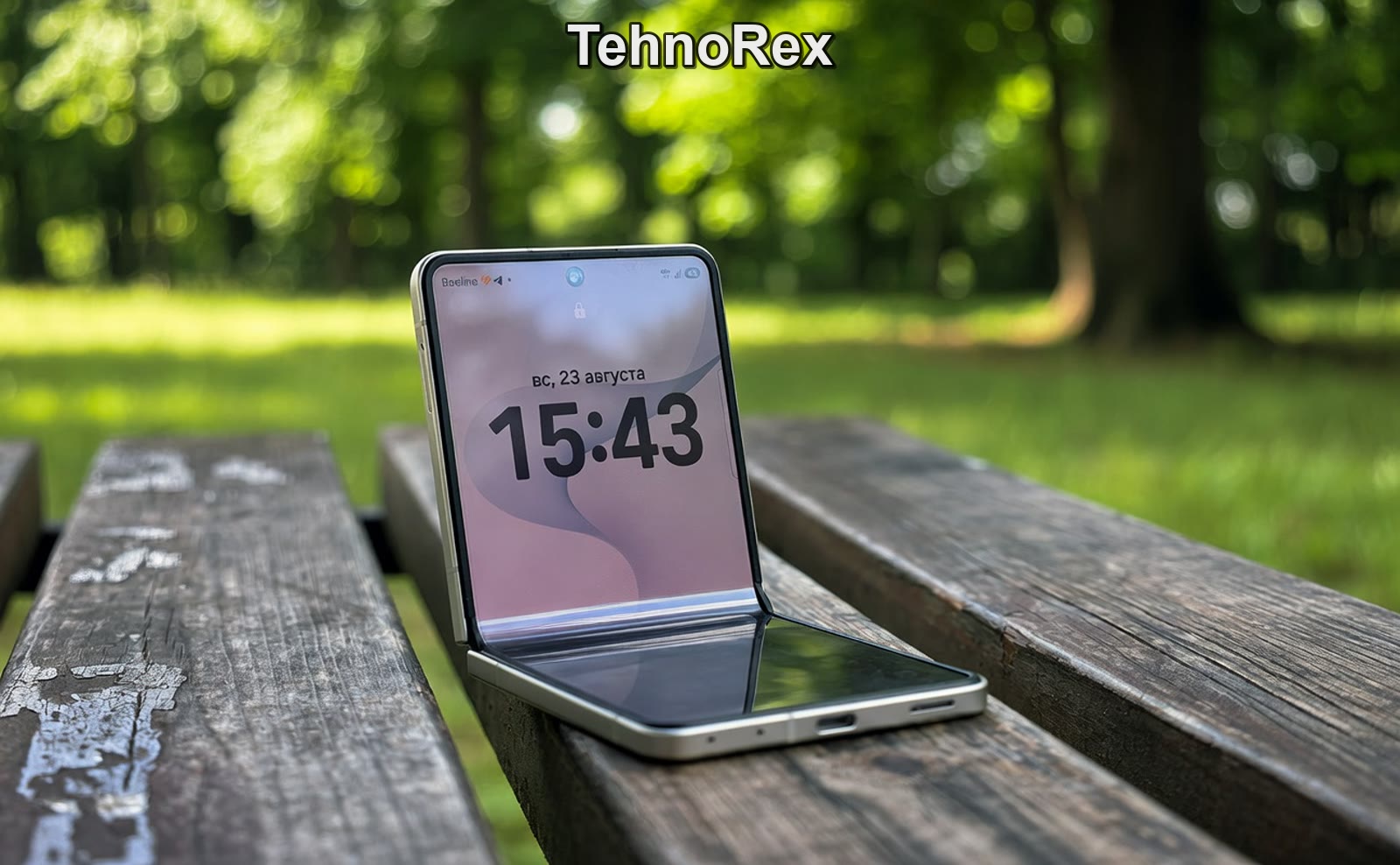 Samsung Galaxy Z Flip8 в полураскрытом виде на деревянной скамейке