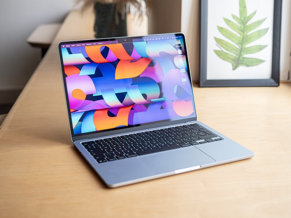 Современный Apple MacBook на рабочем столе