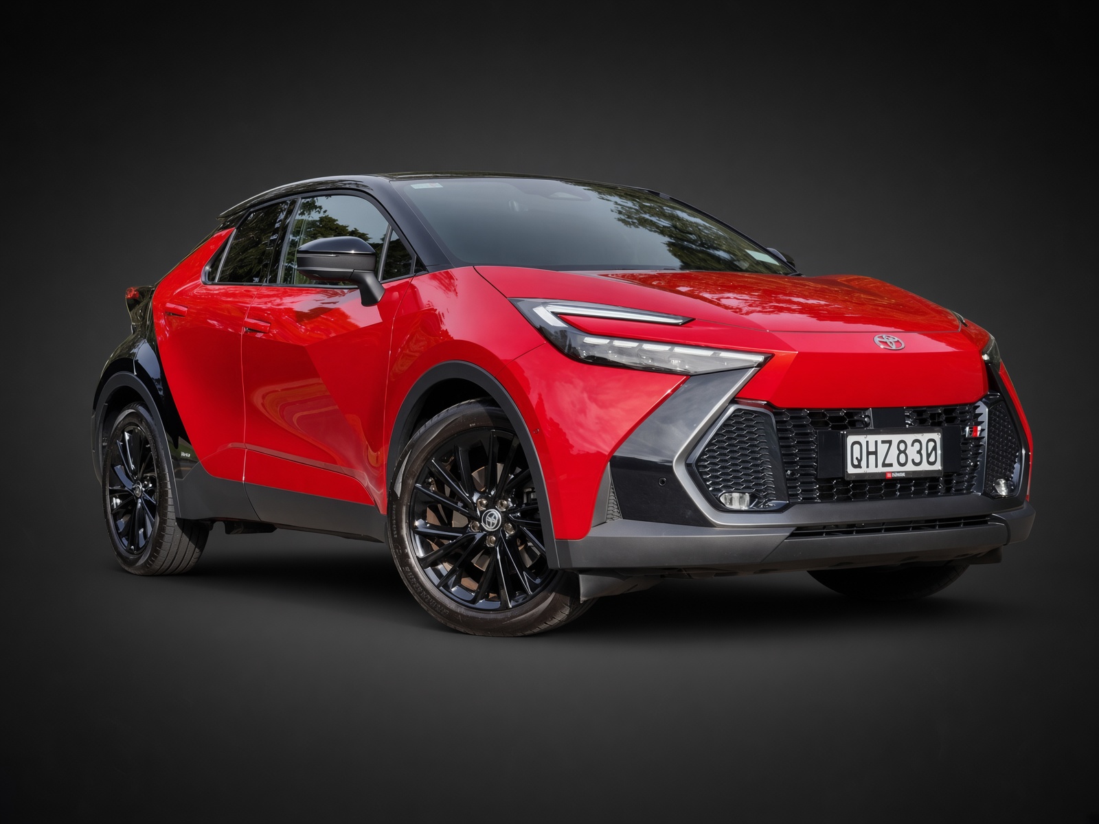 Toyota C-HR GR Sport красный кроссовер официальный вид