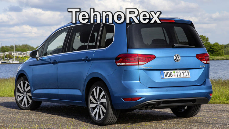 Volkswagen Touran в другой проекции на фоне озера