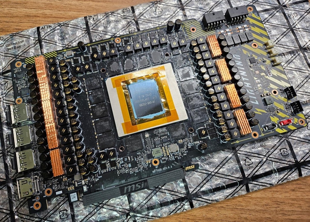 MSI GeForce RTX 5090 Lightning с чипом GB202.