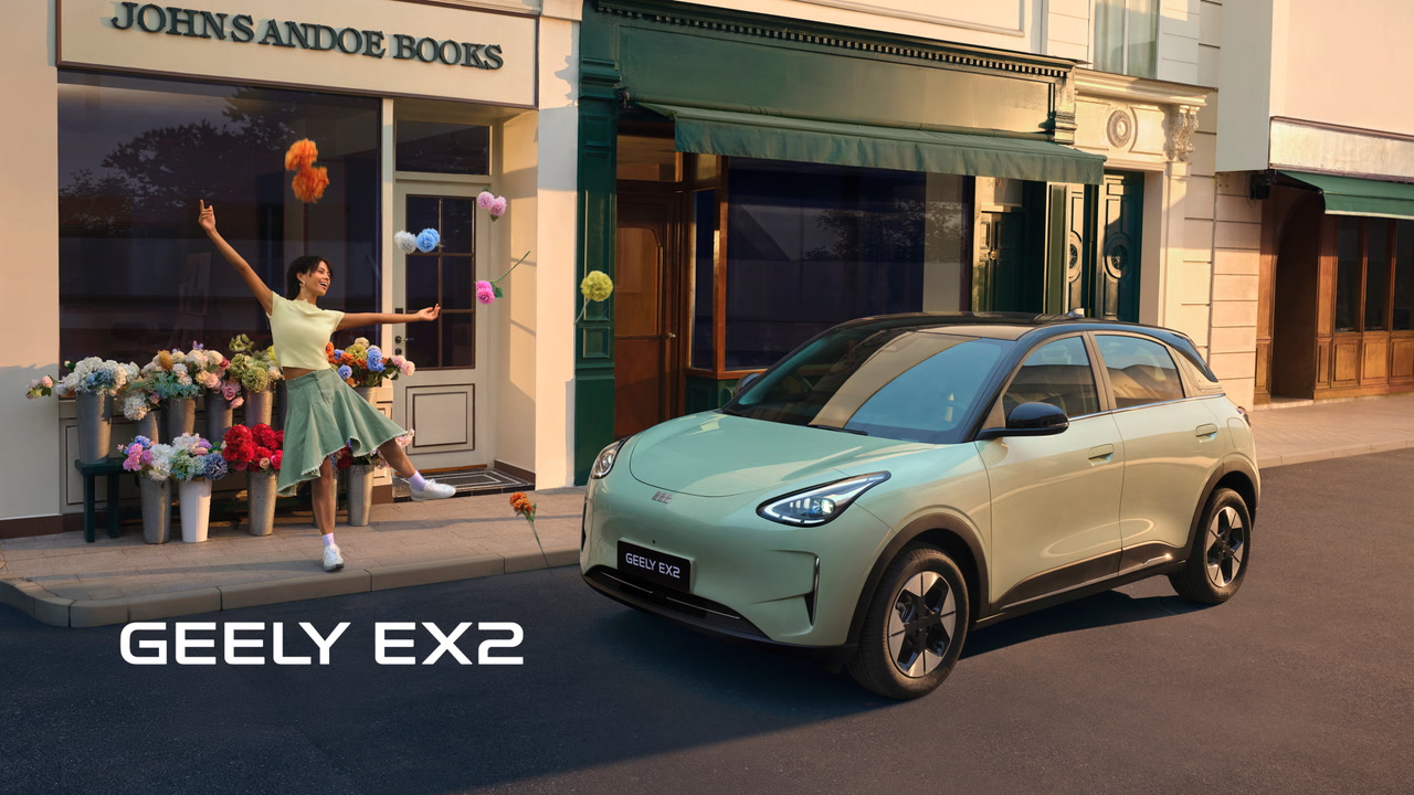 Geely EX2 на городской улице
