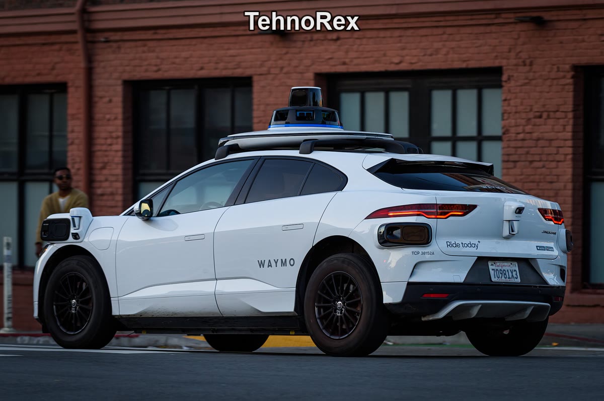 Waymo Jaguar I-Pace сзади с лидаром
