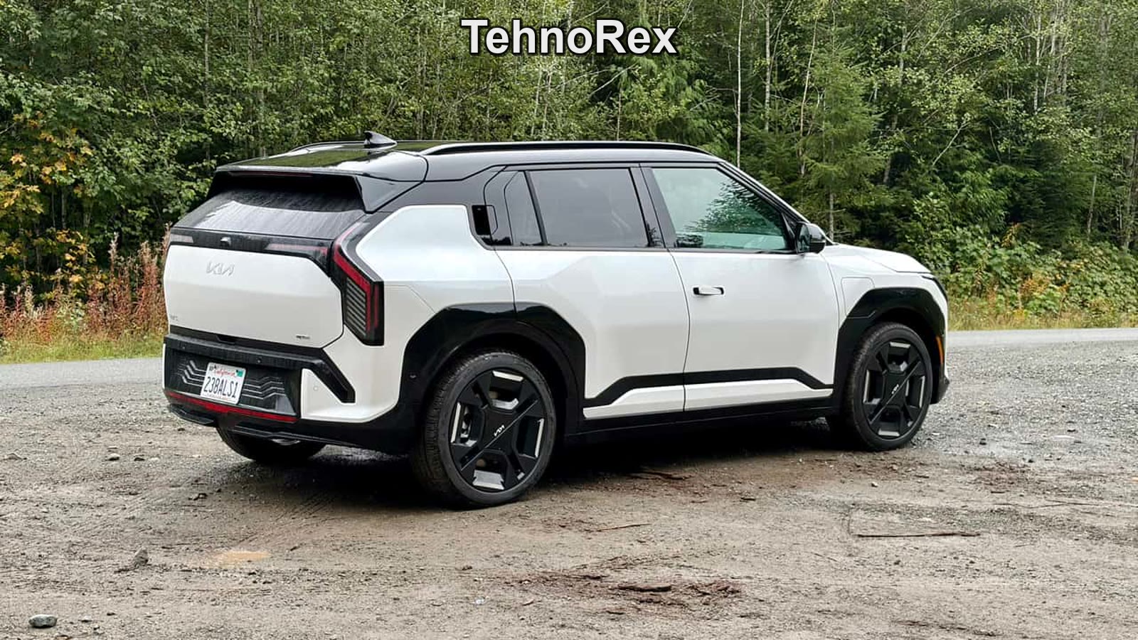 Электромобиль Kia EV3 на дороге