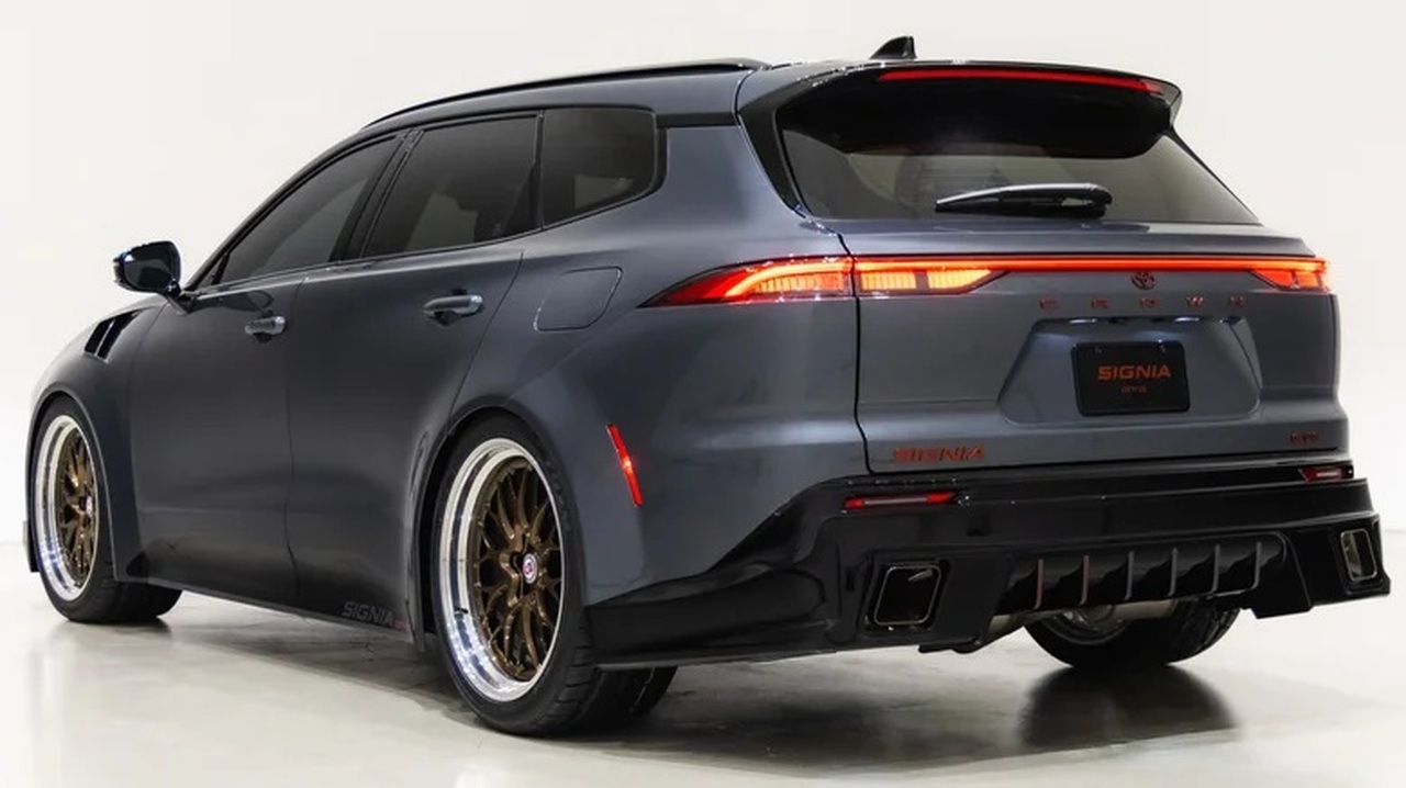 Toyota Crown Signia GT-S.