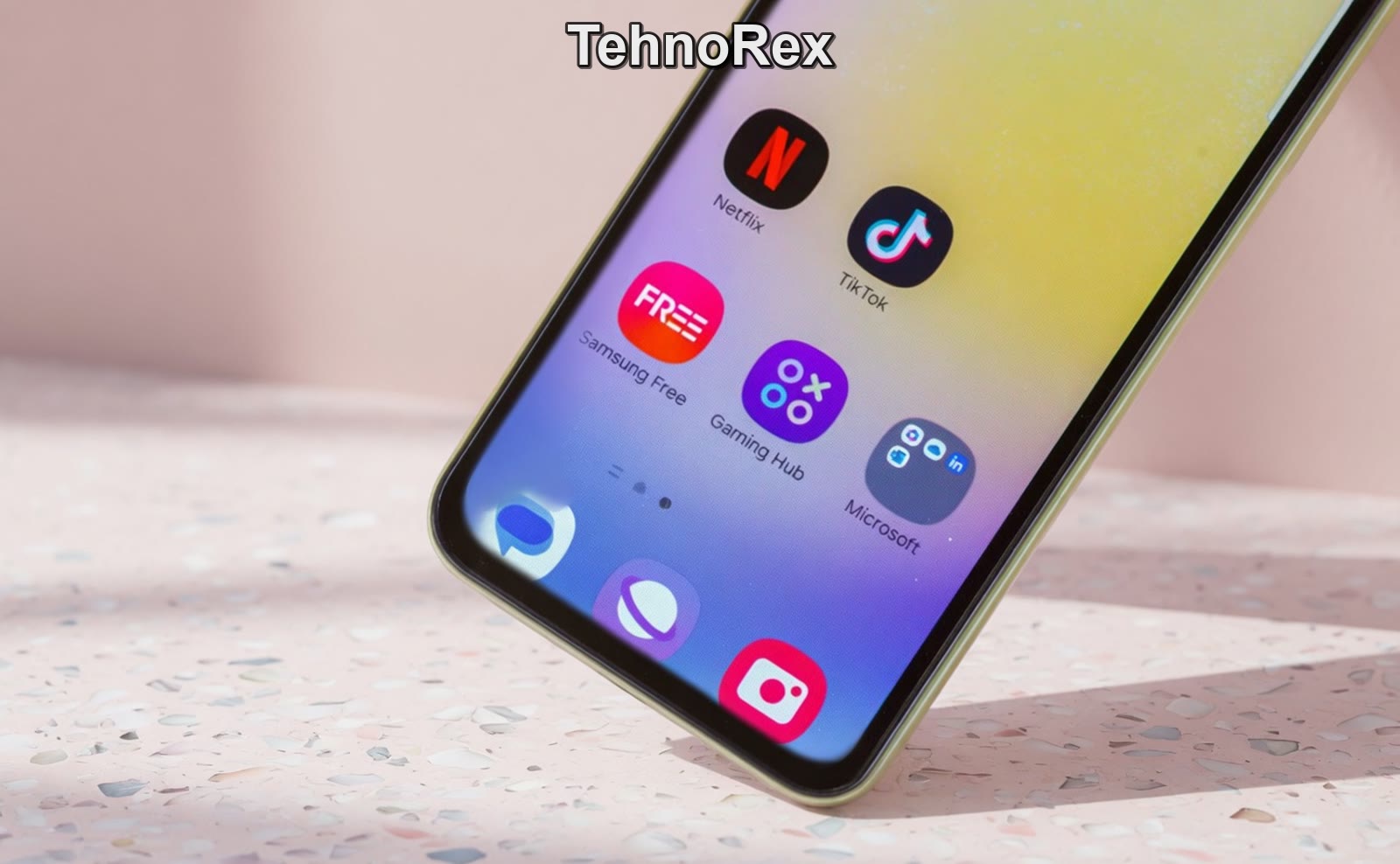 Samsung Galaxy A25 с включённым экраном