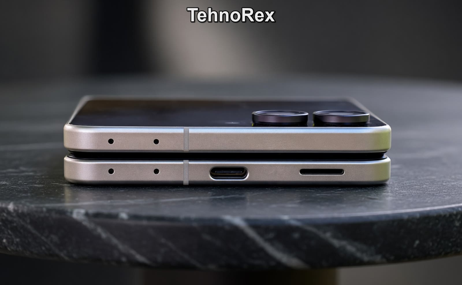 Нижний торец сложенного Samsung Galaxy Z Flip8 с разъёмом USB-C