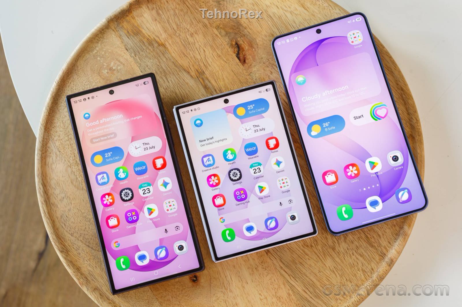 Слева Galaxy Z Fold8 Ultra, в центре Galaxy Z Fold8, справа Galaxy S26 Ultra
