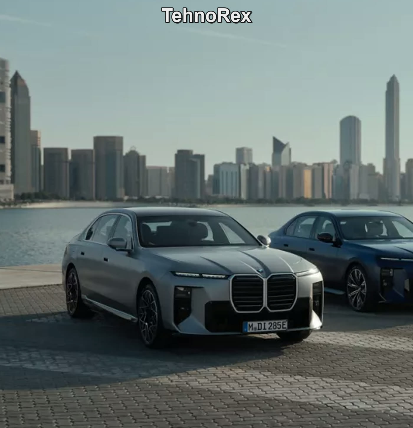 Серебристый BMW i7 крупнее, левая сторона кадра