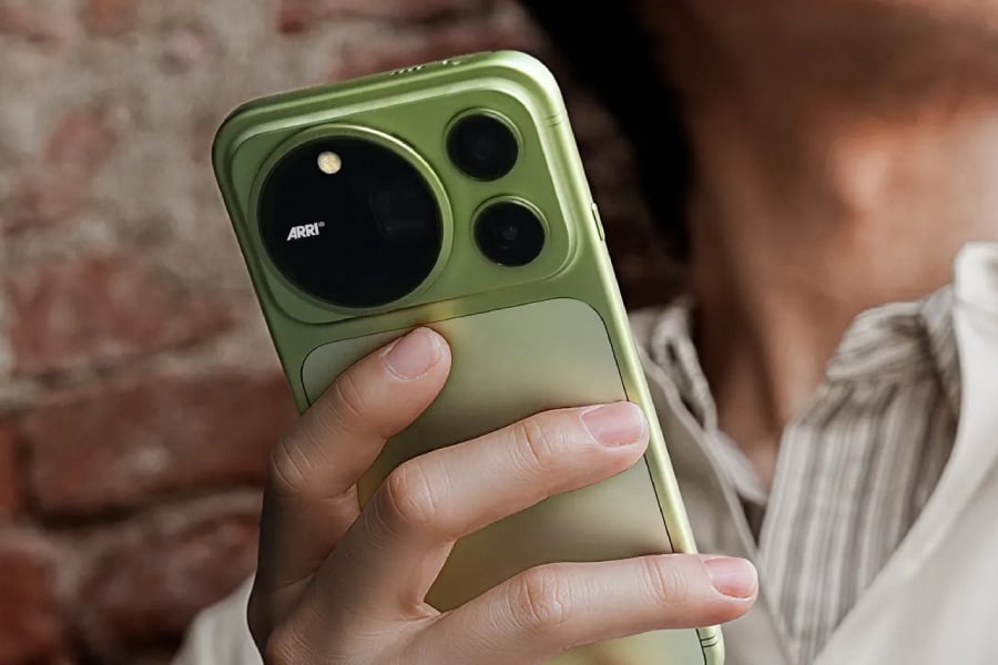 Honor Magic9 Pro Max в руке