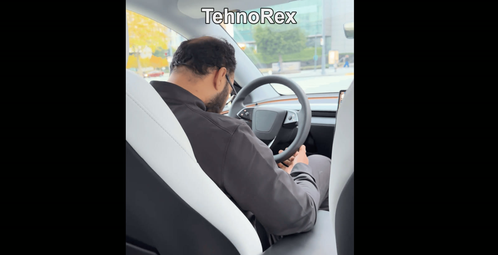 Тот же салон Tesla, водитель отвернулся от дороги