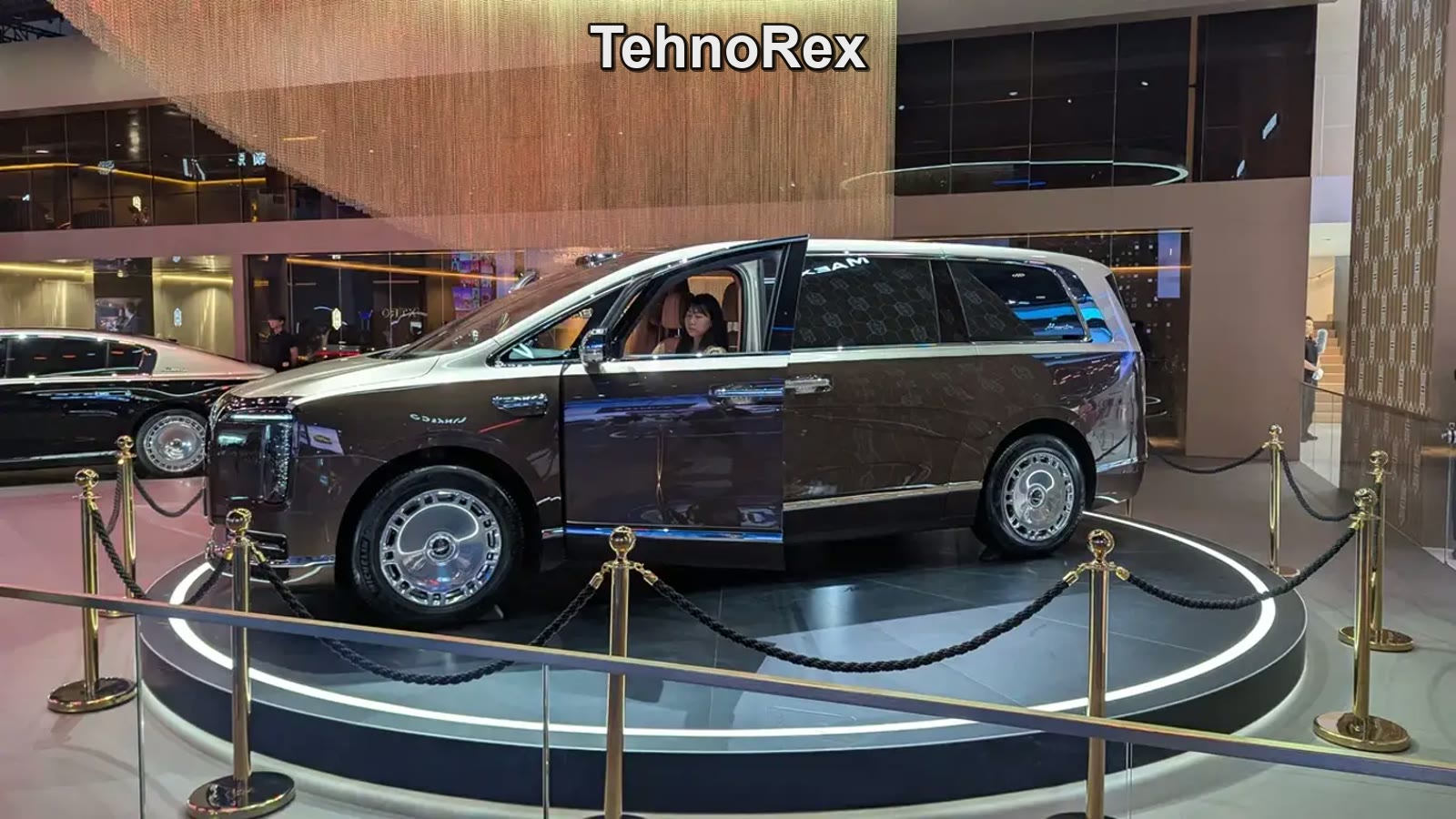 Минивэн Maextro V800 на стенде