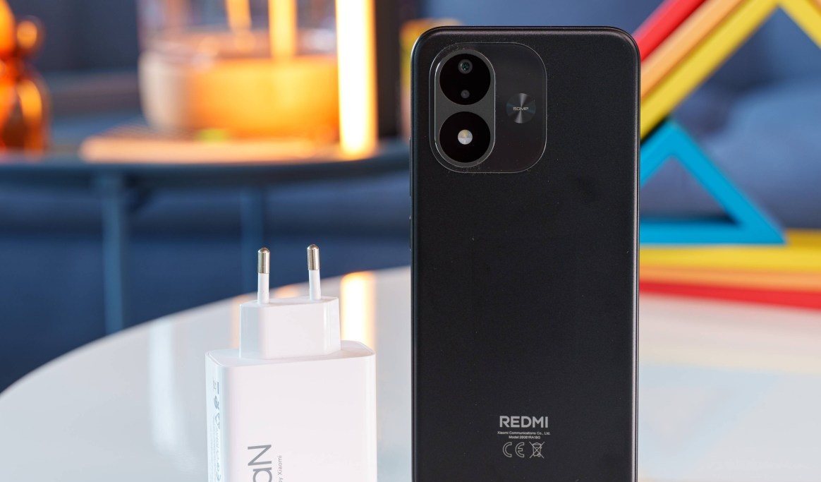 Redmi Note 17 5G: задняя панель и адаптер питания