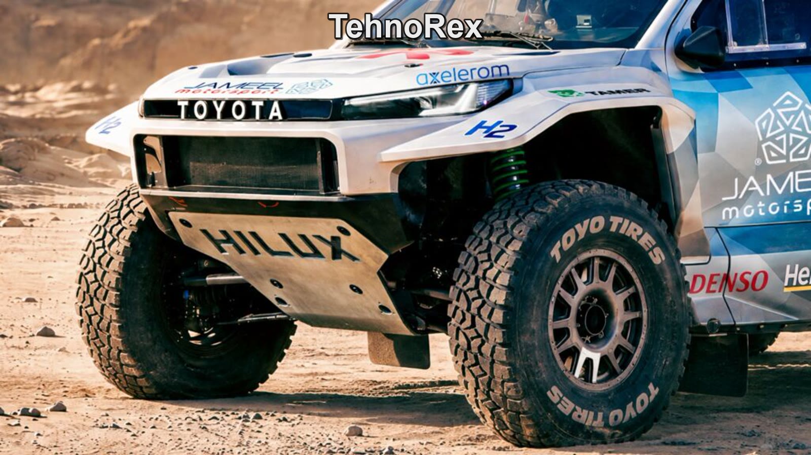 Гоночный водородный Toyota Hilux крупным планом: табличка H2 и защита HILUX