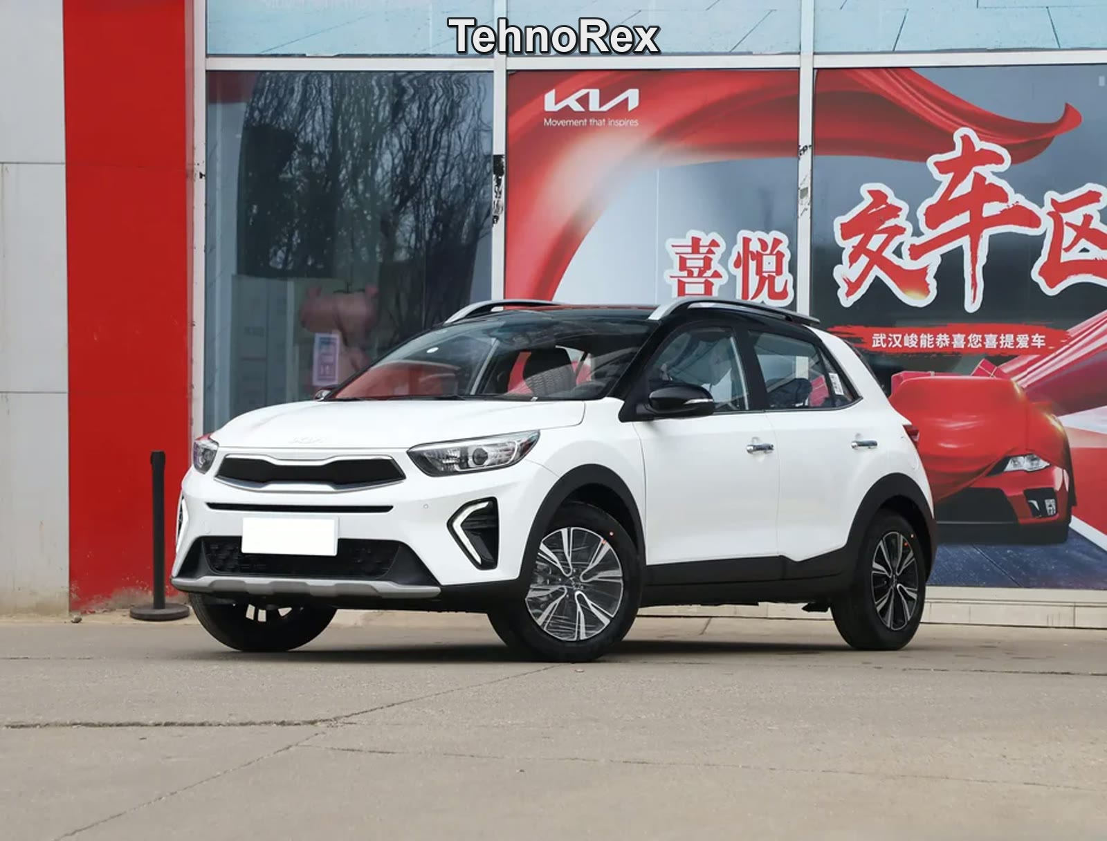 Кроссовер Kia KX1 у дилерского центра