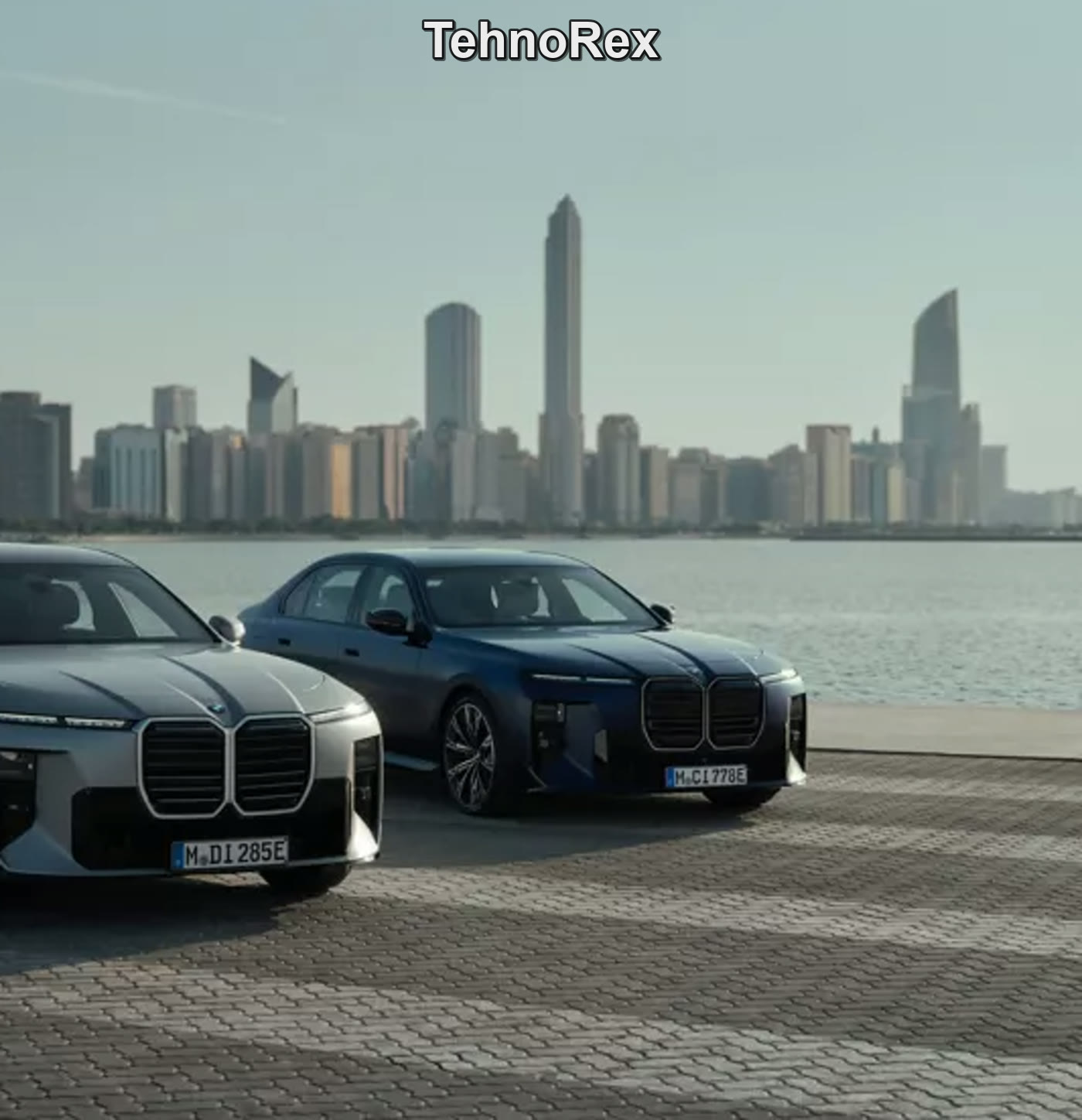 Синий BMW i7, правая сторона той же сцены