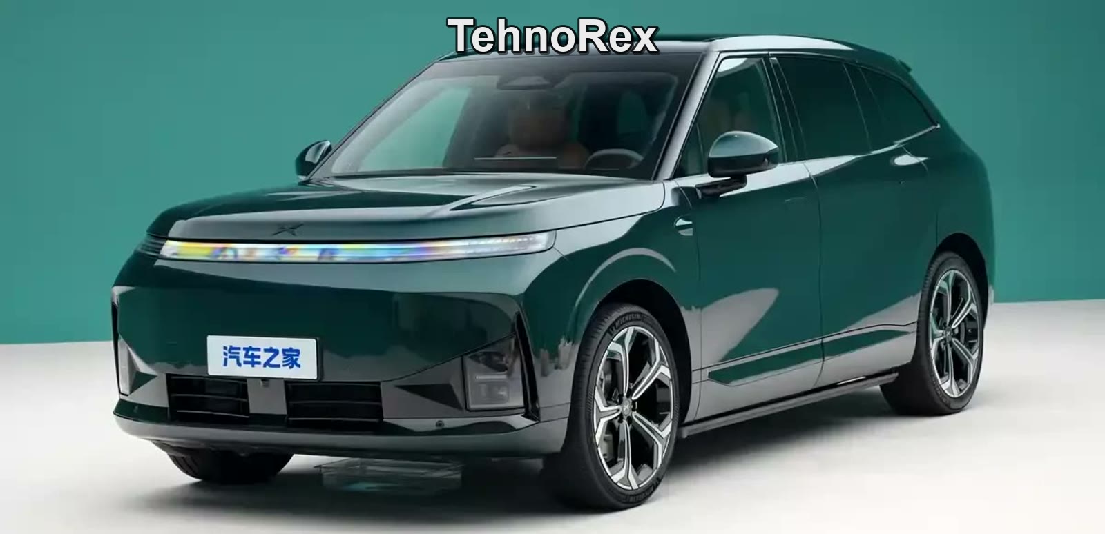 Зелёный кроссовер Xpeng G9L в студии, радужная световая полоса на носу