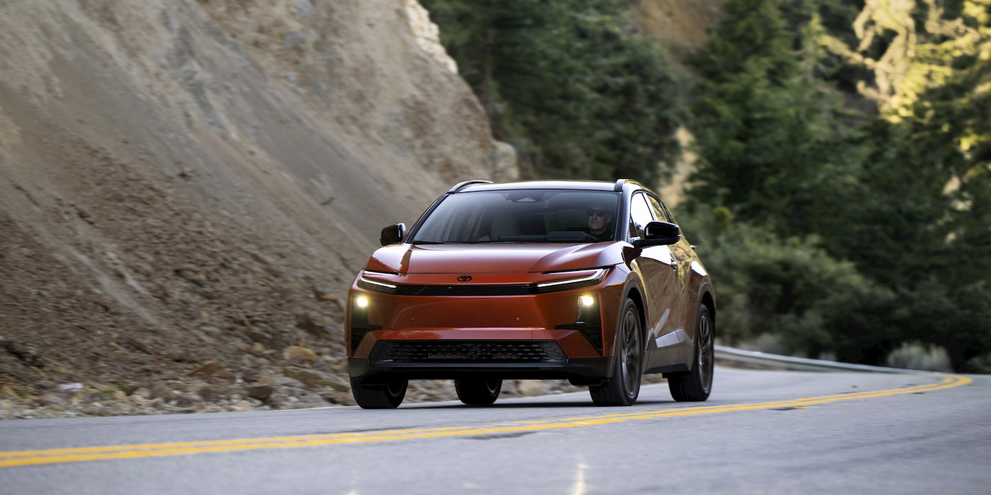 Toyota отзывает электрический C-HR: из-за ошибки в рекуперации кроссовер может внезапно потерять мощность
