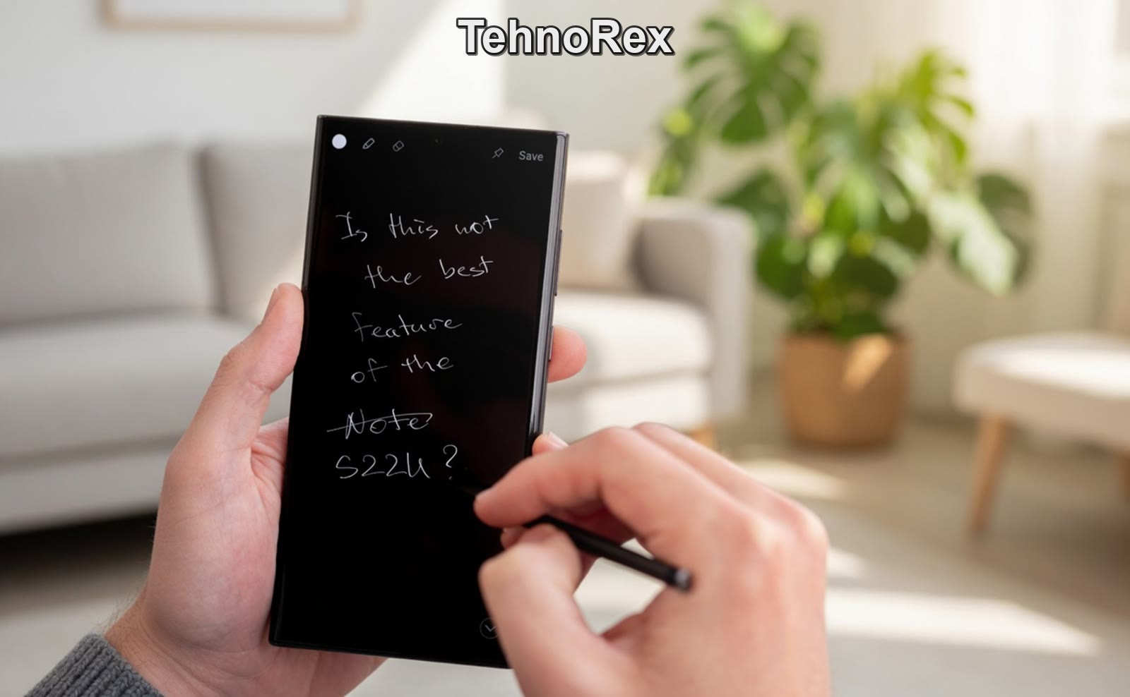 Galaxy S22 Ultra с включённым экраном в руке