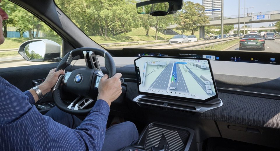 BMW Maps с октября: 3D-полоса, развязки и статус ассистентов на одном экране