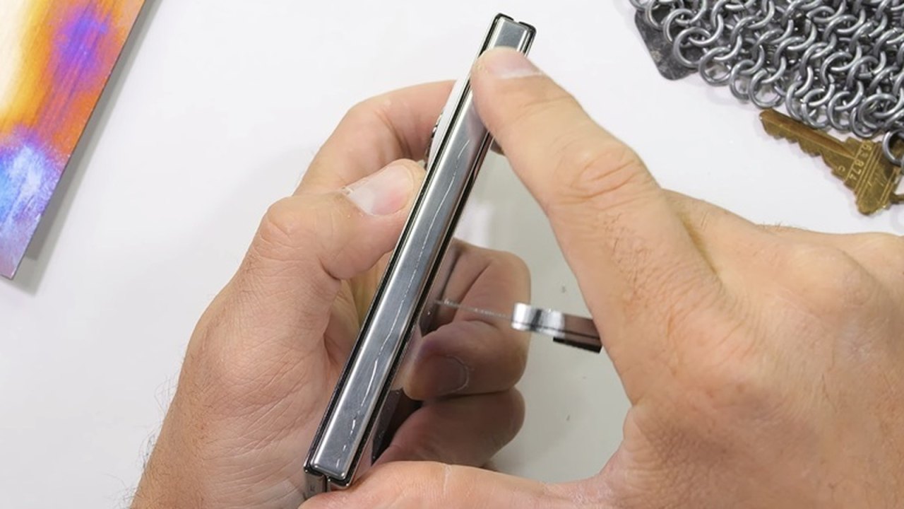iPhone Duo не прошёл краш-тест JerryRigEverything