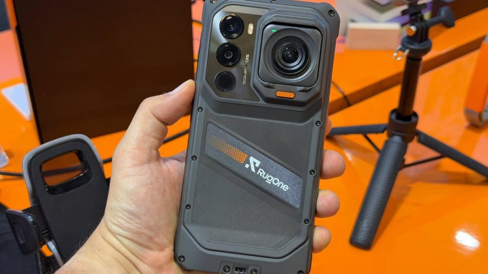 RugOne XSnap 7 Pro: съёмная экшн-камера и батарея 9300 мА·ч