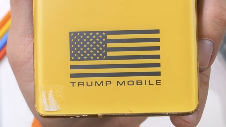 Trump Phone оказался перекрашенным HTC
