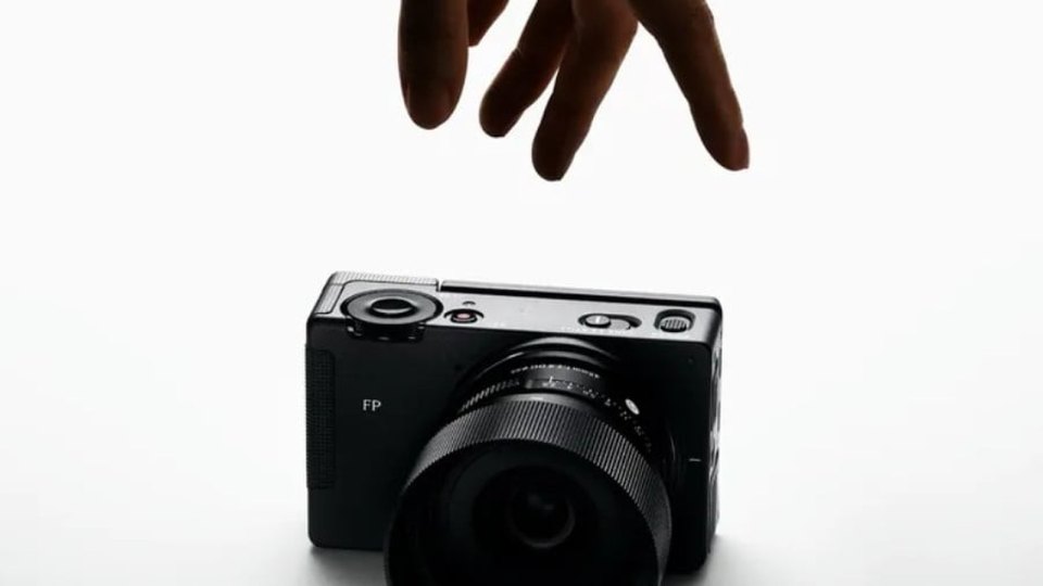Sigma FP2: 24,5 Мп, 6K и 376 граммов