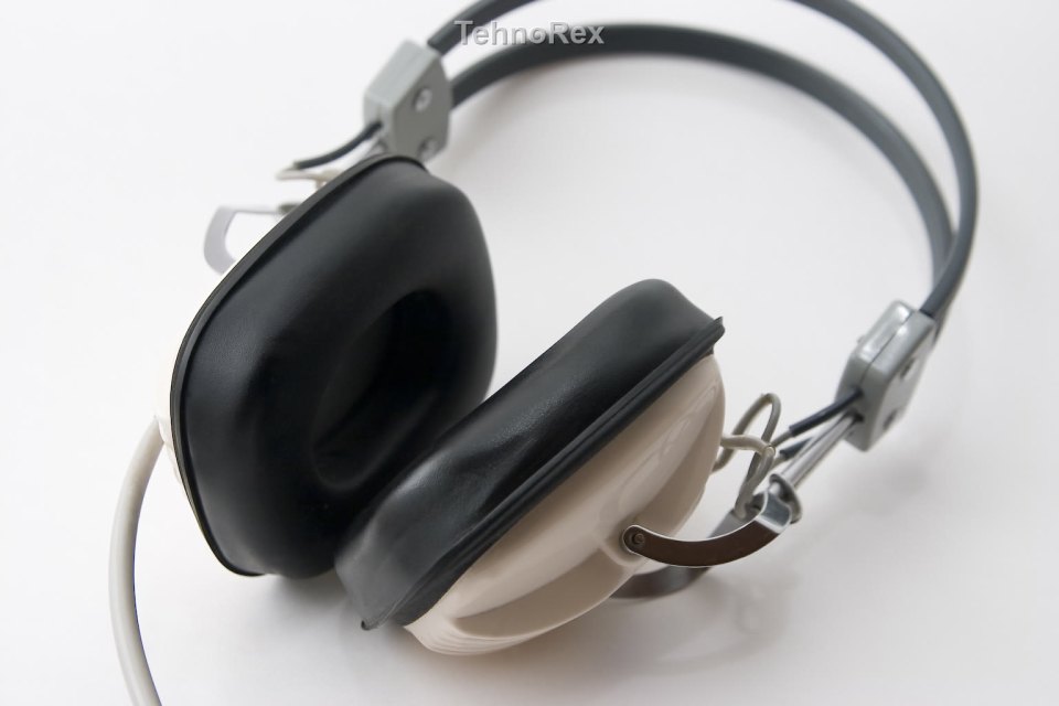 Samsung Galaxy H1: накладные наушники против AirPods Max нашли в коде