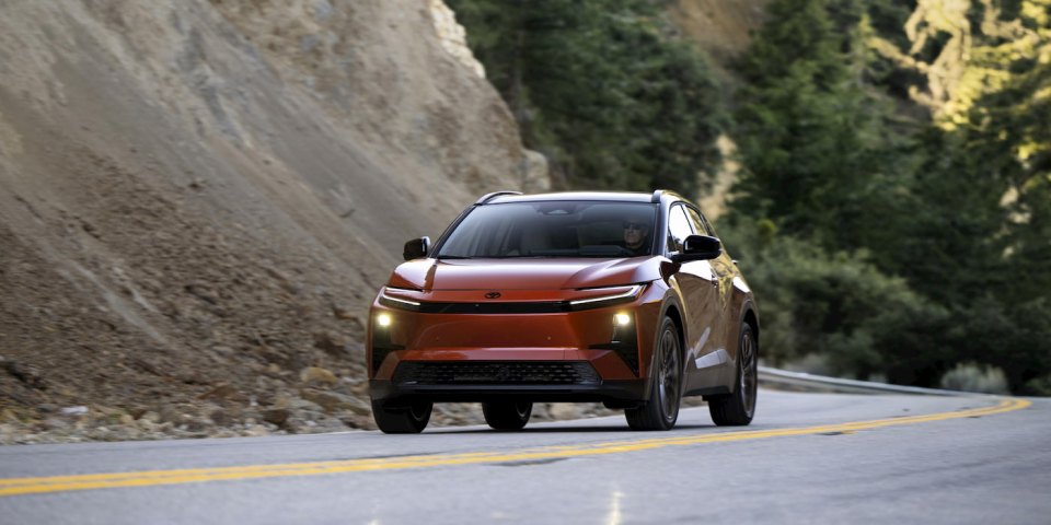 Toyota отзывает электрический C-HR: из-за ошибки в рекуперации кроссовер может внезапно потерять мощность