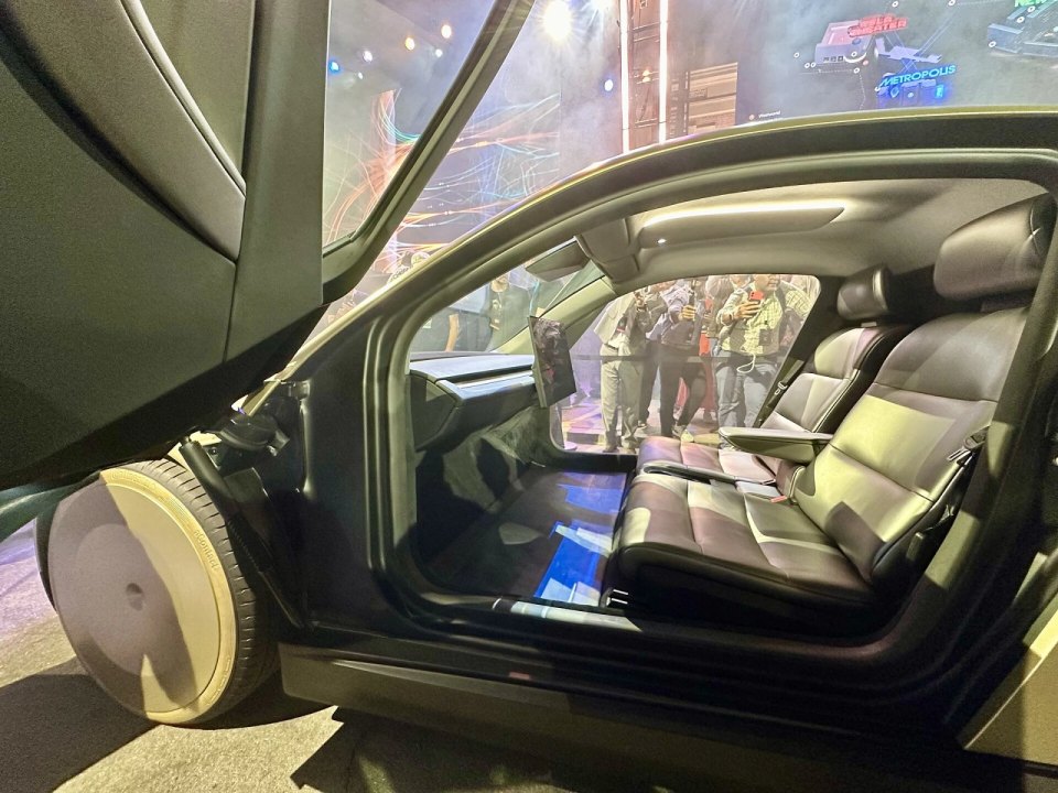 Tesla Cybercab получит Starlink V5: спутниковый интернет для 4K-видео и сервисов роботакси